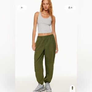 Aritzia TNA women’s olive green parachute pants | XS